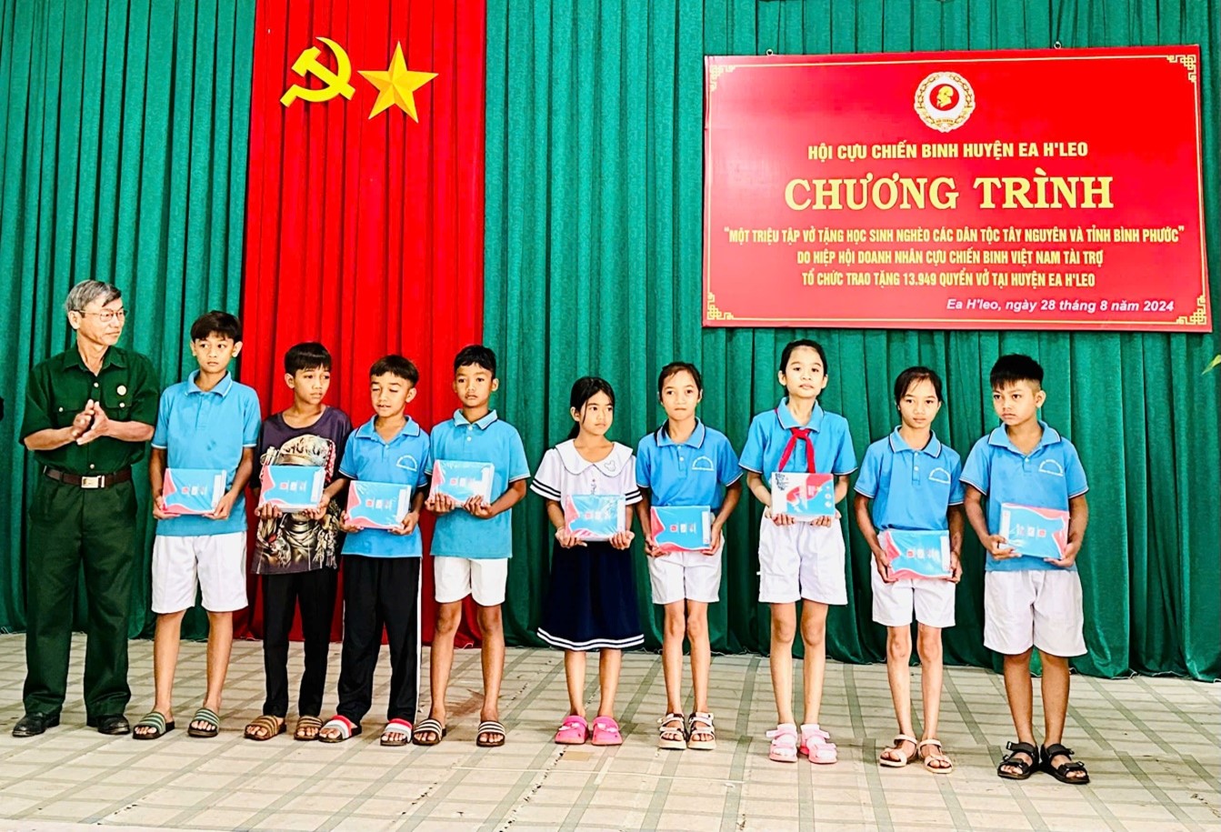Trao tặng 13.949 quyển vở cho học sinh nghèo trên địa bàn huyện